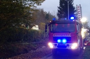 Feuerwehr Wetter (Ruhr): FW-EN: Wetter - Gartenlaube brennt in voller Ausdehnung, Brandmeldealarm und Ölspur am Samstag
