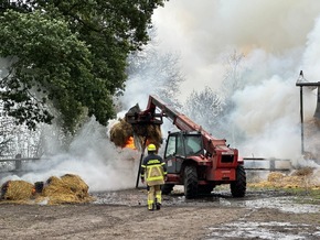 FW-SE: Strohbeladene Scheune brennt in Henstedt-Ulzburg komplett nieder