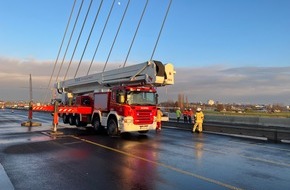 Feuerwehr Leverkusen: FW-LEV: Eisiger Feuerwehreinsatz auf der Autobahnbrücke Leverkusen