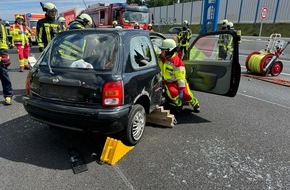 Feuerwehr Bochum: FW-BO: PKW auf Autobahn überschlagen.