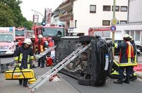 Feuerwehr Essen: FW-E: Verkehrsunfall, Fahrzeug liegt auf der Seite, eine Person schwer verletzt