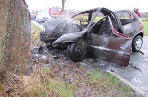 Polizeiinspektion Hameln-Pyrmont/Holzminden: POL-HM: Verkehrsunfall - Ersthelfer ziehen schwer verletzten Fahrer aus brennendem PKW
