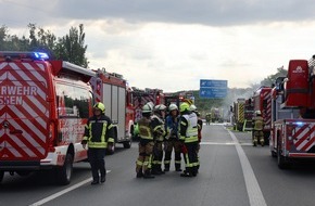 Feuerwehr Essen: FW-E: Brennender Autokran auf der BAB 42 - Feuerwehren Gelsenkirchen und Essen arbeiten Hand in Hand