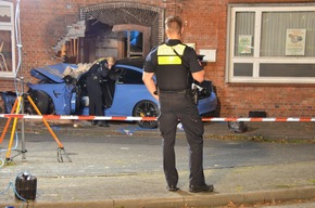 POL-STD: BMW prallt in Hauswand in Mulsum - 25-jähriger Beifahrer tödlich und 27-jähriger Fahrer schwer verletzt