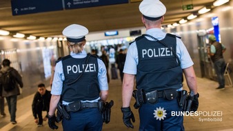 Bundespolizeidirektion München: Bundespolizeidirektion München: Gefährliche Körperverletzung in S-Bahn / Jugendlicher schlägt mit Schnapsflasche zu
