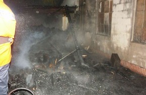 Polizeiinspektion Nienburg / Schaumburg: POL-NI: Holzschuppen brennt vollstaendig aus - Brandursache steht noch nicht fest -Bild im Download-