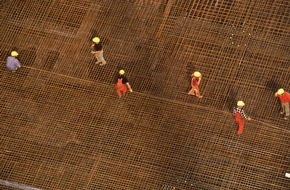 BG BAU Berufsgenossenschaft der Bauwirtschaft: Ausländische Subunternehmer: Wissen über deutschen Arbeitsschutz oft mangelhaft