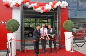 Kia Deutschland GmbH: AutoCenter Heinz in Mainz eröffnet Kia-Autohaus im markanten "Red Cube"-Design der Marke