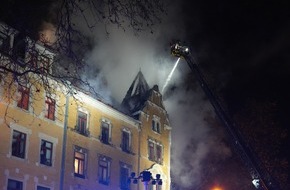 Feuerwehr Dresden: FW Dresden: Ausgedehnter Dachstuhlbrand an einem Mehrfamiliengebäude