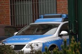 Polizeiinspektion Cuxhaven: POL-CUX: Polizei nimmt Serientäter fest - 67-jähriger Räuber auf der Flucht gestellt + Couragierte Zeugin gibt entscheidenden Fahndungshinweis
(Bildmaterial Streifenwagen vor JVA)