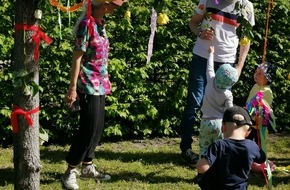 FRÖBEL-Gruppe: Zum Tag der Kinderbetreuung: Springfrösche danken Erzieher*innen mit Piñata-Herzen im Garten