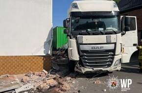 Polizeidirektion Kaiserslautern: POL-PDKL: Lkw kracht in Hauswand