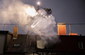 Kreisfeuerwehrverband Neunkirchen: FW LK Neunkirchen: Rauchsäule weist Feuerwehr den Weg - Mehrparteienhaus nach Brand unbewohnbar