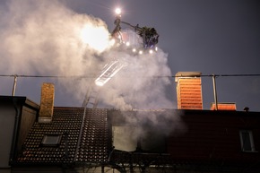 FW LK Neunkirchen: Rauchsäule weist Feuerwehr den Weg - Mehrparteienhaus nach Brand unbewohnbar