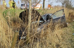 Polizeiinspektion Stade: POL-STD: Passat kommt in Stade von der Fahrbahn ab - Polizei sucht wichtige Unfallzeugen, Unbekannte dringen in Apensener Schule ein