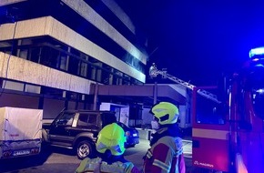 Feuerwehr Heiligenhaus: FW-Heiligenhaus: Feuer in einem leerstehenden Firmenkomplex. (Meldung 7/2022)