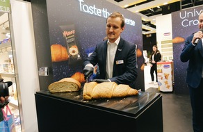 XXL-Croissant auf der Messe ISM &ndash; mit 85 Zentimetern holt KuchenMeister den Back-Weltrekord nach Deutschland