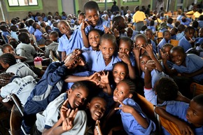 sonnenklar.TV eröffnet mit Schlagerstars Schule in Namibia