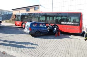 Polizeipräsidium Westpfalz: POL-PPWP: Gegen Bus gekracht