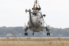 Deutsche Marine - Bilder der Woche: Ungewöhnliche Rettung für einen SAR-Hubschrauber - &quot;Sea King&quot; per Lufttransport zurück nach Kiel