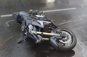 Polizeipräsidium Oberhausen: POL-OB: Motorradfahrer stürzt auf nasser Fahrbahn