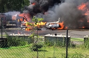 Feuerwehr Mülheim an der Ruhr: FW-MH: 15 Wohnwagen in Flammen / 20 Gasflaschen explodiert #fwmh