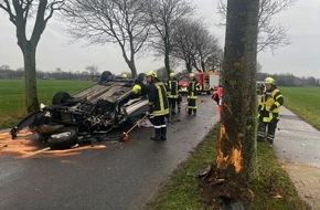 Polizeiinspektion Stade: POL-STD: Zwei Autoinsassen bei Unfall in Drochtersen-Aschhorn schwer verletzt