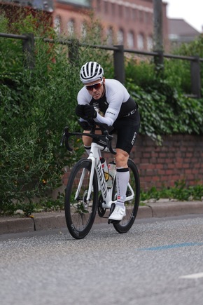 Geht auch f&uuml;r Kunden die Extra-Meile: Fenster-Welten-Gesch&auml;ftsf&uuml;hrer Dennis Niemsch bezwingt Ironman in Hamburg