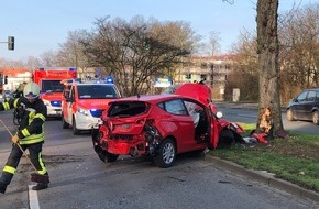 Feuerwehr Gelsenkirchen: FW-GE: Schwerer Verkehrsunfall fordert zwei Verletzte, eine davon schwer.