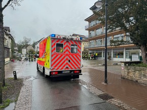 FW Horn-Bad Meinberg: 18 Verletzte bei Austritt von Kohlenmonoxid - 15 Personen aus Gebäude gerettet - Großaufgebot von Rettungskräften