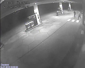 POL-D: Fahndung - Bewaffneter Raubüberfall auf Tankstelle in Rath - Bilder aus der Überwachungskamera anbei