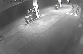 Polizei Düsseldorf: POL-D: Fahndung - Bewaffneter Raubüberfall auf Tankstelle in Rath - Bilder aus der Überwachungskamera anbei