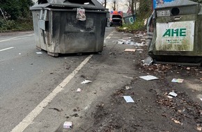 Kreispolizeibehörde Ennepe-Ruhr-Kreis: POL-EN: Schwelm: Pkw kollidiert mit Papiercontainern- Fahrer leicht verletzt