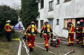 Feuerwehr Düren: FW Düren: FW Düren: Zimmerbrand in Düren-Niederau