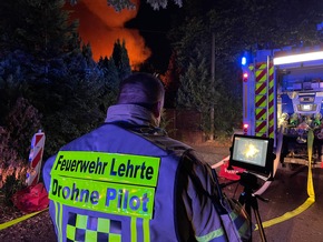 FW Lehrte: Laubenbrand entwickelt sich zum Großfeuer - Ausfall des Digitalfunk erschwert den Einsatz