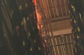 Feuerwehr Oberhausen: FW-OB: Brand im Hochregallager erfordert den Einsatz der H&ouml;henrettung