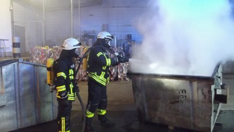 Freiwillige Feuerwehr Bedburg-Hau: FW-KLE: Containerbrand an einem Einkaufsmarkt