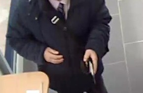 Polizei Düsseldorf: POL-D: Mann in der Bank ausgespäht - Unbekannter erbeutet 1.000 Euro mit "Beschmutzer-Trick" - Wer kennt den Tatverdächtigen? - Bilder aus der Videoüberwachung
