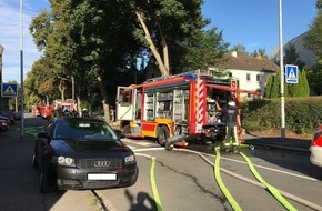 Feuerwehr Bochum: FW-BO: Laubenbrand bedroht Werkshalle