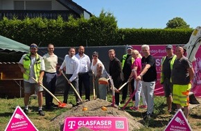 Deutsche Telekom AG: PFUNGSTADT: Spatenstich f&uuml;r Glasfaserausbau
