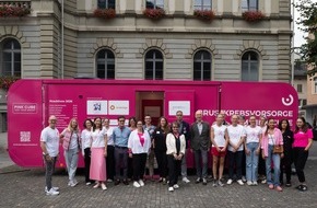 PINK CUBE Test Your Breast: PINK CUBE heute in Glarus: Kostenlose Brustkrebsvorsorge auf dem Rathausplatz