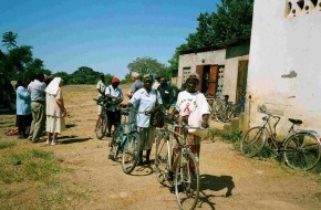Jumbo-Markt AG: Die Baumarktkette JUMBO sammelt gebrauchte Fahrräder für Menschen in Rumänien und Afrika