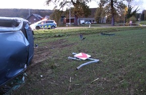 Polizei Minden-Lübbecke: POL-MI: Auto fliegt aus der Kurve: Fahrer alkoholisiert