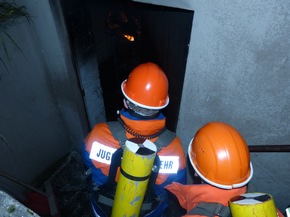 FW-AR: Jugendfeuerwehrmänner des Basislöschzugs 1 absolvieren 24 Stunden-Übung - Fünf Einsatz-Übungen fordern Arnsberger Nachwuchs-Brandschützer