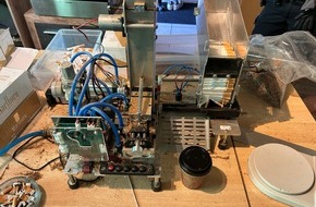 Zollfahndungsamt M&uuml;nchen: ZOLL-M: (Mini-)Fertigungsanlage f&uuml;r Zigaretten in Privatwohnung entdeckt.