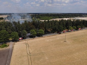 Feuerwehr Weeze: Gemeldeter Fahrzeugbrand greift auf Böschung und Wald über