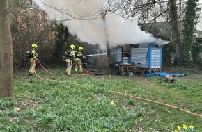 Feuerwehr Paderborn: FW Paderborn: Brennender Holzschuppen im Bereich des Busdorfwalls