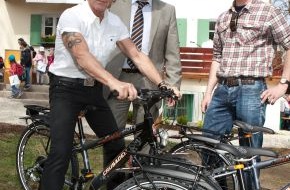 pressedienst-fahrrad gmbh: Puky-Spende bringt Maffay-Stiftung ins Rollen (mit Bild)