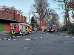 POL-STD: Feuer in Wangersen zerstört Scheune mit drei Fahrzeugen und einem Wohnanhänger