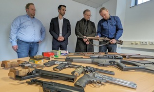 Polizeipräsidium Mittelhessen - Pressestelle Marburg-Biedenkopf: POL-MR: Kreis und Polizei stellen Waffen in Reichsbürger-Szene sicher - Behörde zieht Waffenbesitzkarten ein / 13 Schusswaffen und rund 2.500 Schuss Munition sichergestellt